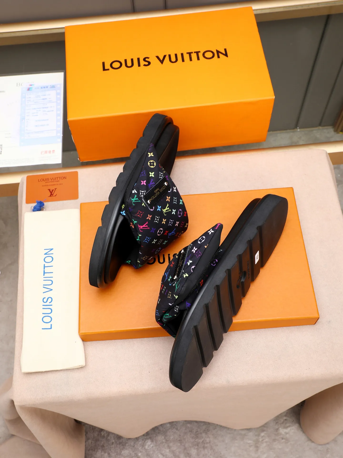 PP360 [LOUIS VUITTON] Louis Vuitton, LV printing, men's and women's slippers are on the market. The drawer box packaging comes with a cloth bag and a card. The upper pattern looks very soft and waxy, and it is a super versatile leg slimming tool. Fabric: imported denim/canvas/old fabric, LV hardware LOGO, official website pattern printing, comfortable to wear, feet: high-elastic PU water table. Sole: foam sole, heel height: about 5cm. Code number: 35-46, 35, 45, 46 are custom-made and non-returnable. Color: multiple colors and styles available.